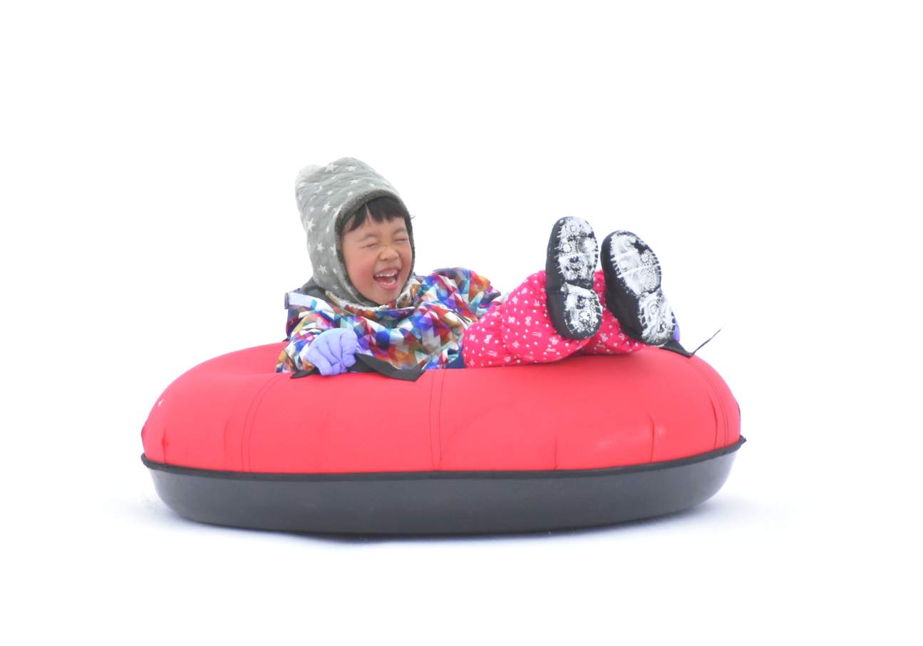 enfant profitant du snow tubing